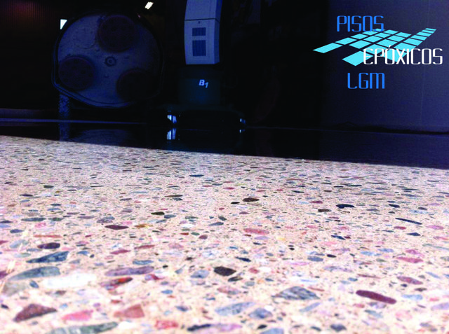 Aplicacion del sellador, endurecedor de concreto, en caso de requerir se pigmente el concreto, aqui se aplica el tinte.