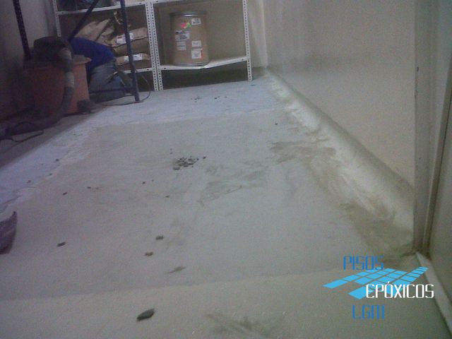 El sello anterior es retirado en su totalidad hasta llegar a los firmes de concreto, esto sin crear polvo.