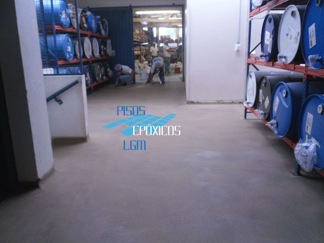 Terminando de aplicar mortero epoxico, con arena silica de importacion.